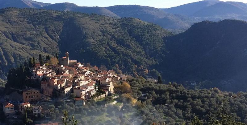 Une association fete organise une célébration dans un village français historique, mettant en valeur les traditions et le patrimoine architectural